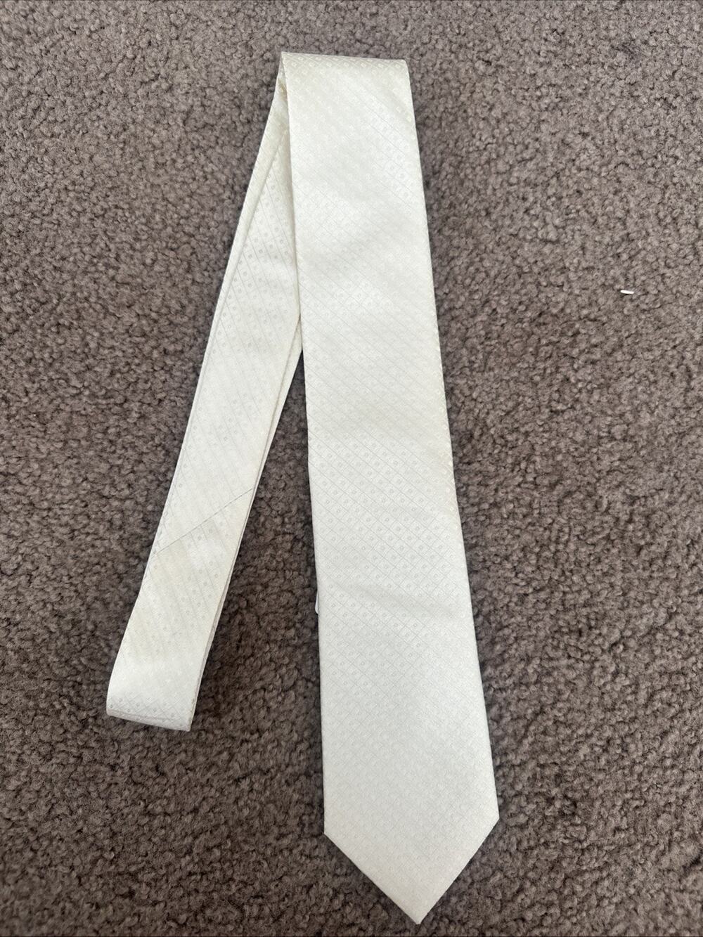 NWT Calvin Klein Men’s 100% Silk Ivory Golden Off White Tie